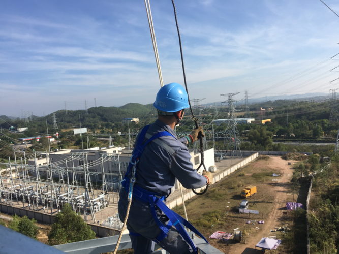 输一高空作业队首次架线完美收官